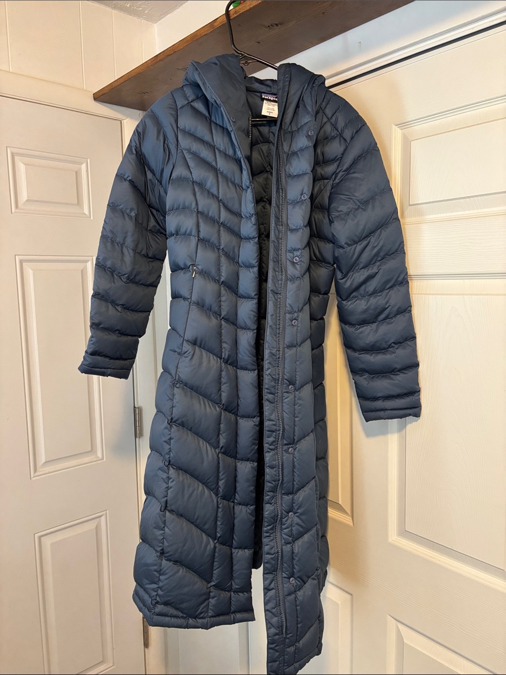 Patagonia Women's Full Length Puffer Jacket in Dark Blue